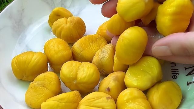 怎样把板栗从树上取下来—怎样得到好的板栗，板栗怎么取出来（板栗快速去壳的小妙招）