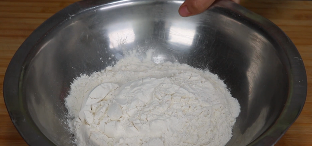 放了酵母还放小苏打吗，蒸馒头放了酵母还要放小苏打吗（一个小妙招轻松解决）