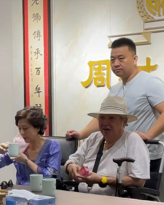 李晨妻子是谁，李晨的老婆叫什么名字（结婚30年无儿无女无怨言）