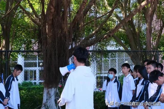 自提柜怎么取快递，邮政包裹怎么自取（城建青年，这些秘密你知道吗）