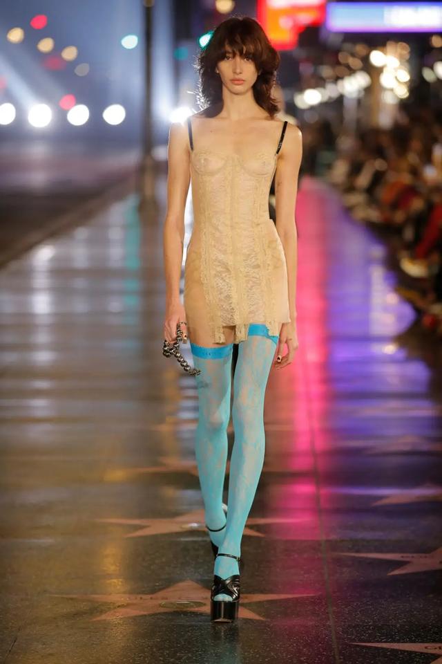 去海边穿什么鞋子合适，去海边沙滩穿什么鞋最合适（今夏最火的4双新鞋）