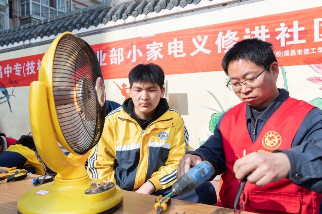 九江瑞昌家电维修 学生化身小能手 义务维修小家电