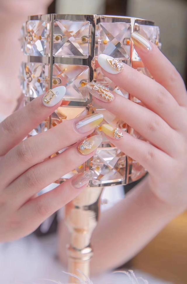 在家做美甲的简单方法，在家怎样做美甲（怎样在家做美甲最简单）