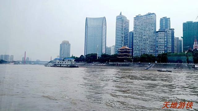 葛洲坝和三峡大坝，长江的水利枢纽三峡葛洲坝（湖北宜昌：乘船过葛洲坝）