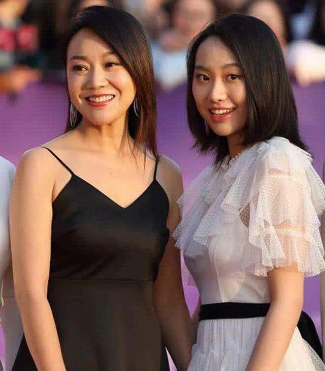 离婚18年了，闫妮和前夫邹伟的人生状况，有何不同？
