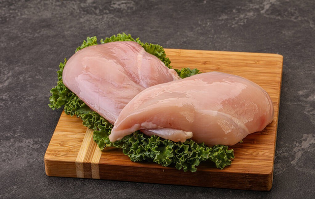 猫能天天吃水煮鸡胸肉吗，猫可以天天吃水煮鸡胸肉吗（猫咪还可以吃这6种食物）