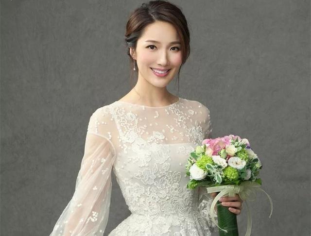 王祖蓝个人资料，歌手王祖蓝的资料（一家六口米其林餐厅被偶遇）