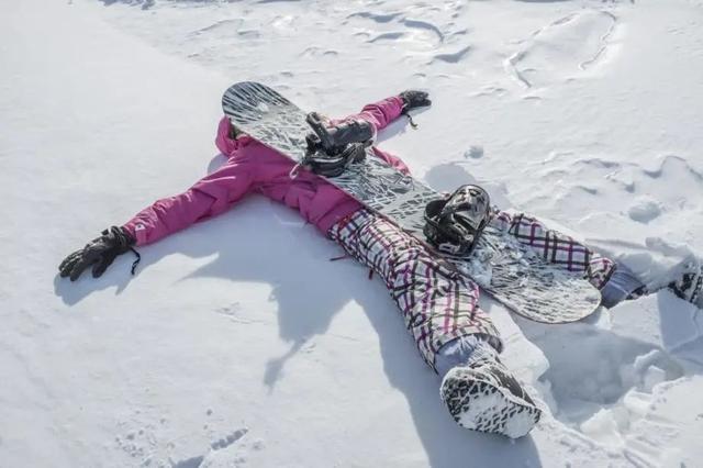 滑雪单板和双板哪个难，滑雪单板容易还是双板好学（你选单板or双板）