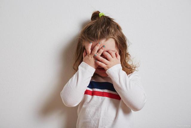 儿子打爸爸是什么行为，爸爸打儿子正常吗（一言不合就动手）