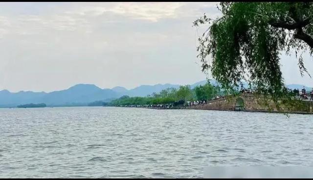 杭州西湖景点介绍，杭州西湖十大景点最简单的介绍（介绍美丽的西湖）