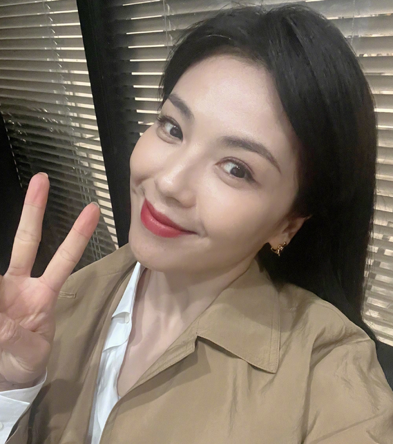 手机拍照比心手势，演员刘涛社媒晒自拍照