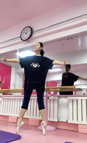 嫁给富商3年连生2胎后,丈夫被判14年,毕畅如今过得还好吗?