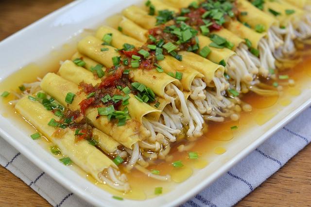 蒸金针菇，蒸金针菇要焯水吗（这道清蒸金针菇清香脆嫩）