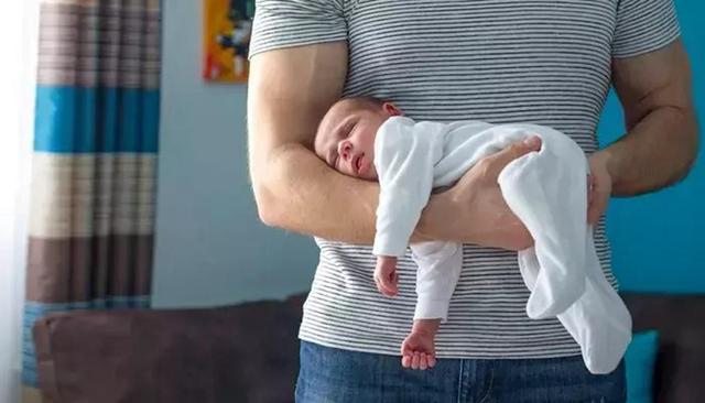新生儿抱姿势图解正确，新生儿抱起姿势图解（错误的抱娃方式对宝宝危害大）