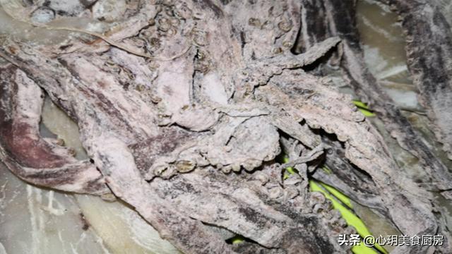 鱿鱼干的制作方法，鱿鱼鱼干怎么做（海边人教正确做法）