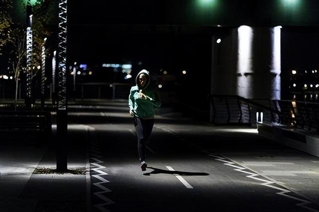 晚上跑步能减肥吗，跑步能减肥吗多久见效（1年后身体会有什么变化）
