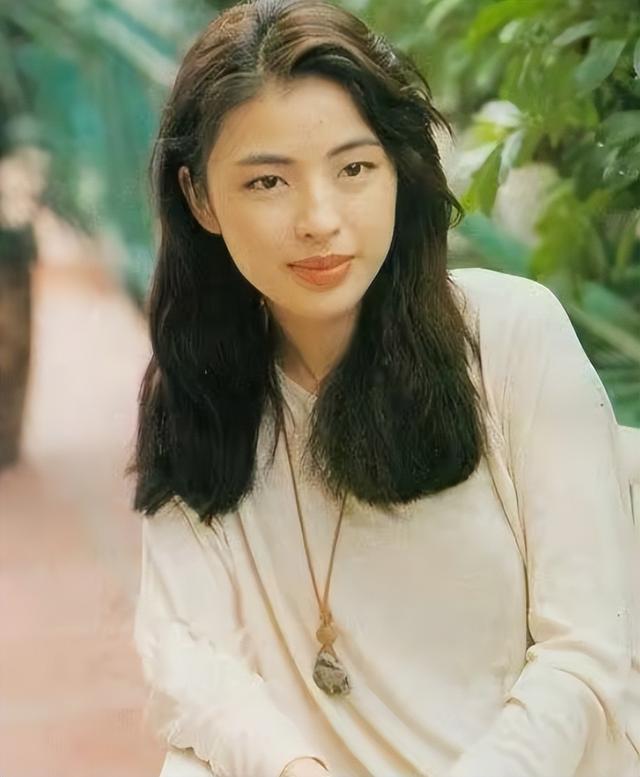 把朱咏婷扶正后，谭咏麟和原配杨洁薇，人生差距一个天一个地