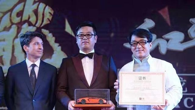 藏品堆满8个仓库，戴2000万名表，豪宅遍布全球，成龙身家太惊人