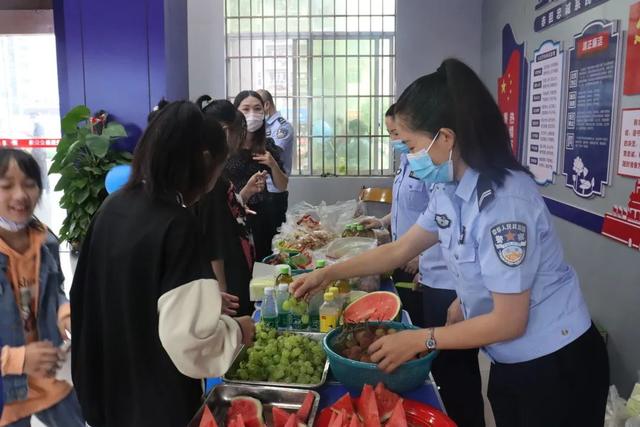 警用对讲机的简介和特点详情介绍，公安警用对讲机品牌（警宝收获特殊节日礼物）