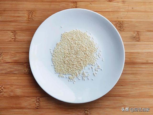 白地瓜怎么做好吃，白地瓜怎么炒好吃又简单（教你用水油混合法做拔丝双色地瓜——从烹饪小白到厨艺高手）