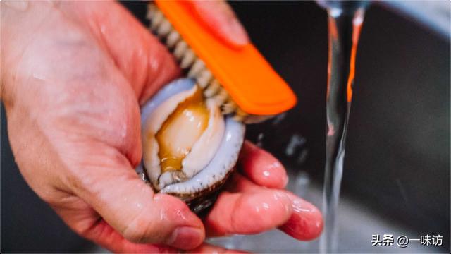 椰青怎么吃，椰子怎么吃?怎么打开?视频（香港超流行椰青炖鲍鱼汤做法）