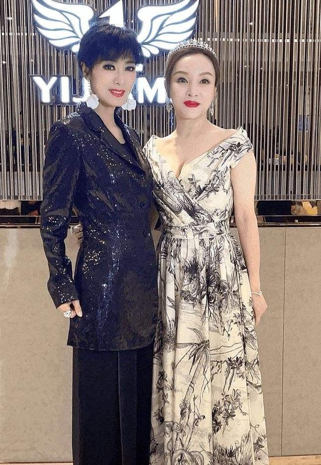 粉色卫衣搭配图片，7款粉色卫衣穿搭（穿粉卫衣配短发甜美减龄）