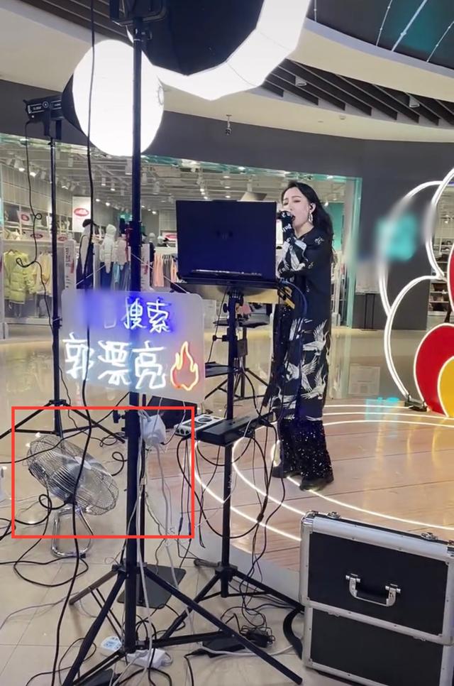 首届超女十强歌手摆摊直播，商场嗨唱太吵闹，被曝遭投诉后换场地