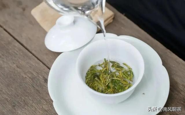 绿茶冲泡温度与时间，绿茶冲泡水温及时间（绿茶为什么要用85度左右的水冲泡）