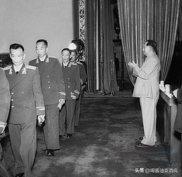 军衔等级排名从小到大，军衔等级排名从小到大是什么样的（1955年同一军衔的将领级别却不尽相同）