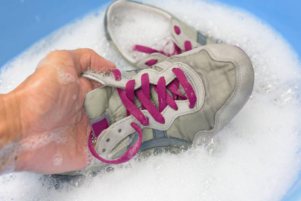 白鞋发黄怎么能洗的更白更干净(白鞋变脏变黄别只用水洗,教你3个窍门