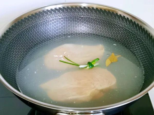 鸡胸肉怎么做才好吃，鸡胸肉怎么做才好吃不柴（鸡胸肉拿回家别再水煮了）