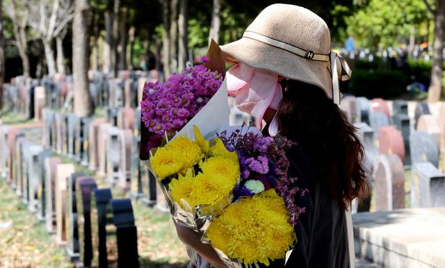 正月能上坟祭拜吗，正月哪些日子上坟好（你上坟扫墓祭祖会遇到三个难题）