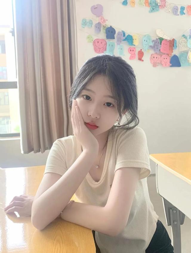 学生头像女生穿校服的微信，学生头像女生穿校服的（清爽干净学生女头像）