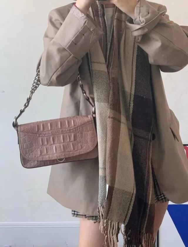 miumiu包，MiuMiu缪缪皮包真假如何鉴别（别蹭了Miumiu宝石链条包也不过如此）