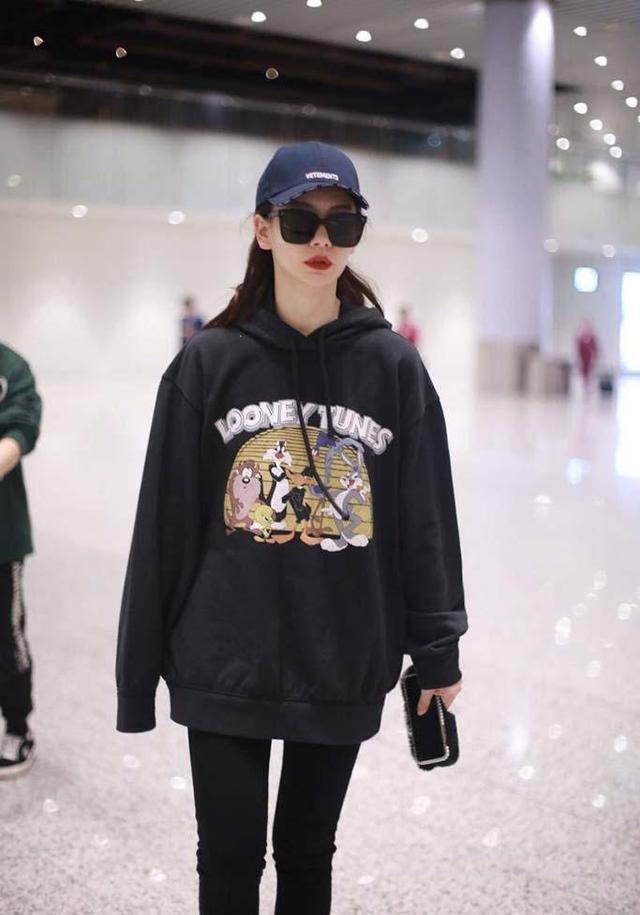 灰色上衣配什么裤子，灰色上衣配什么裤子颜色好看（一眼看去尤为吸睛醒目）