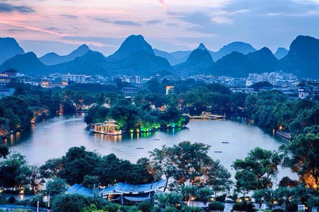 广西有哪些景点值得去，广西有哪些景点值得去看（快把广西这些游玩不累、老少皆宜的山湖美景安排上~）
