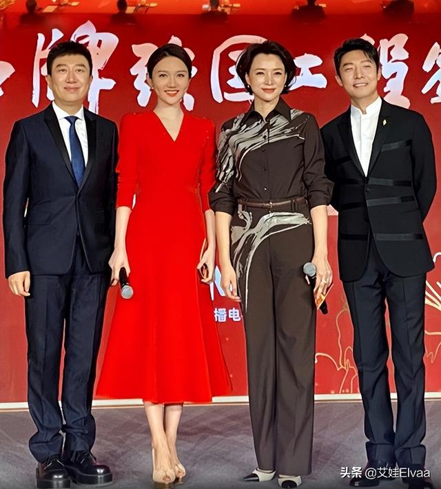 主持人龙洋私人照片，主持人龙洋老公简历（穿连衣裙坐台阶不拘小节）