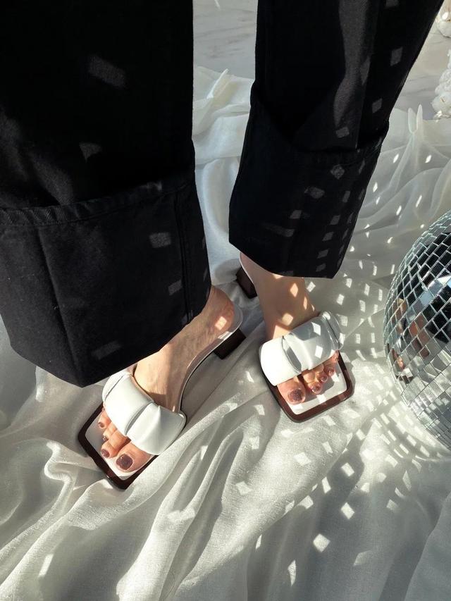 去海边穿什么鞋子合适，去海边沙滩穿什么鞋最合适（今夏最火的4双新鞋）