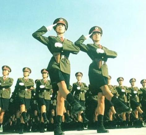 国庆五十周年大阅兵，国庆有阅兵仪式吗（说说参加建国五十周年阅兵任女兵方队领队的张薇薇、张莉莉姐妹俩）