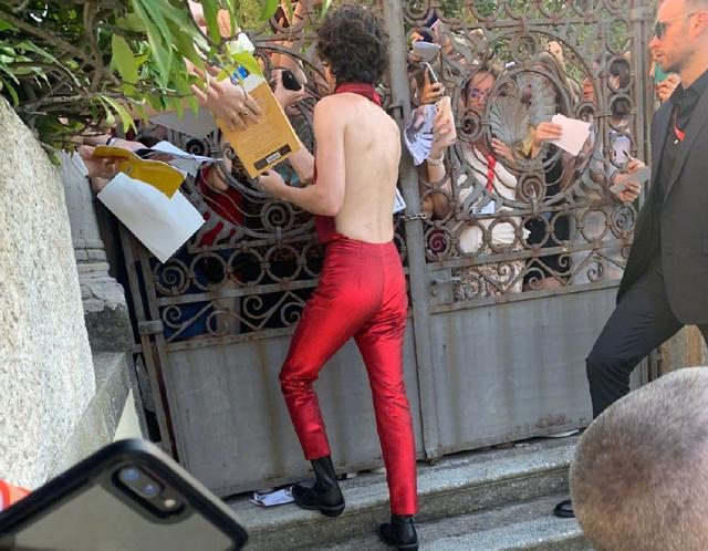 施华洛世奇水晶灯，客厅吊水晶灯好不好（好莱坞红毯太大胆）