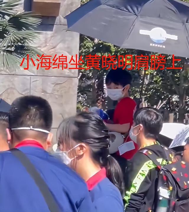 黄晓明最新消息，黄晓明和baby离了吗（一旁助理帮忙撑阳伞）