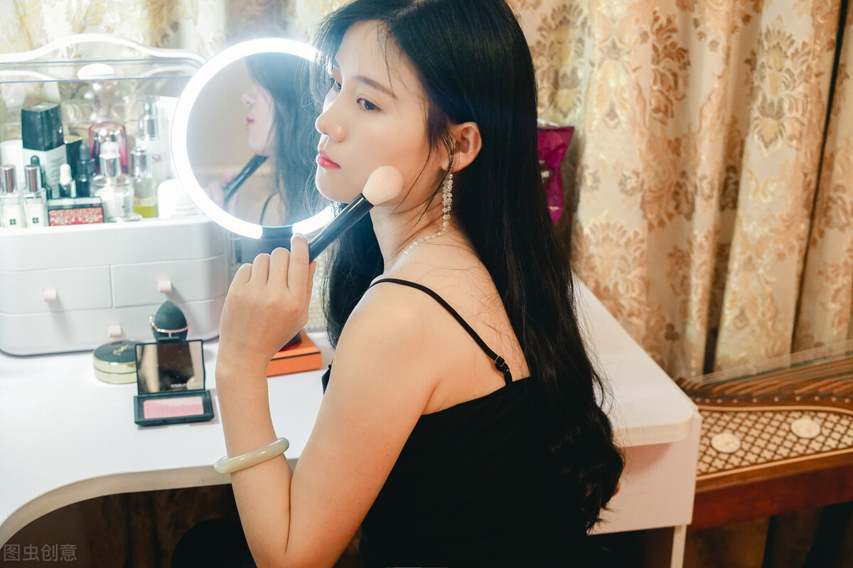在家带孩子的全职宝妈，买了一套2000块的化妆品，有必要吗？