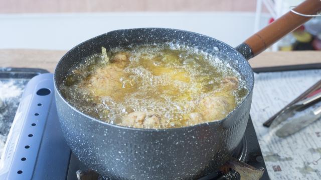 年夜饭怎么做炸货，过年吃的炸货（8道过年必备炸货）