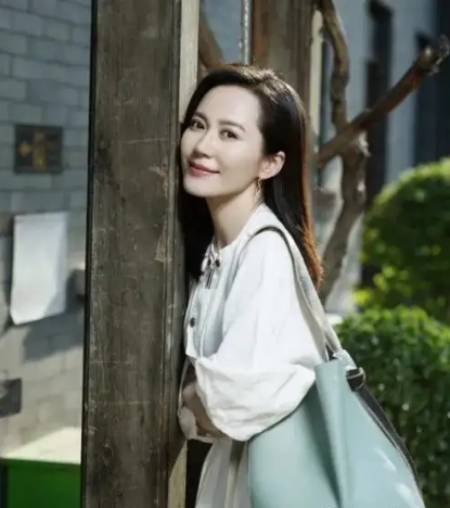 气质和教养是装不出来的，内心很干净人的特点（她的五官和轮廓是所有女演员中最美的）