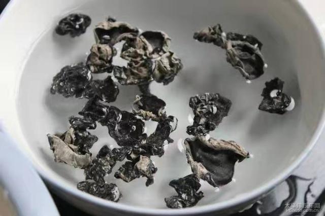 木耳泡发后可以直接吃吗（木耳泡久了会产生剧毒物质）