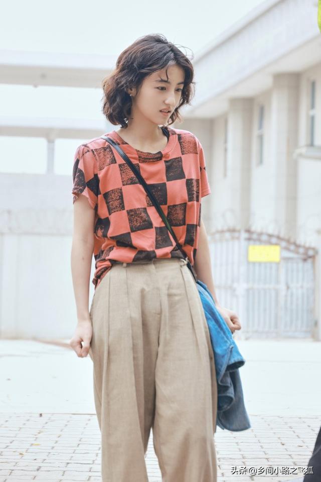 张子枫剪的短发叫什么，张子枫微卷短发休闲慵懒氛围感强