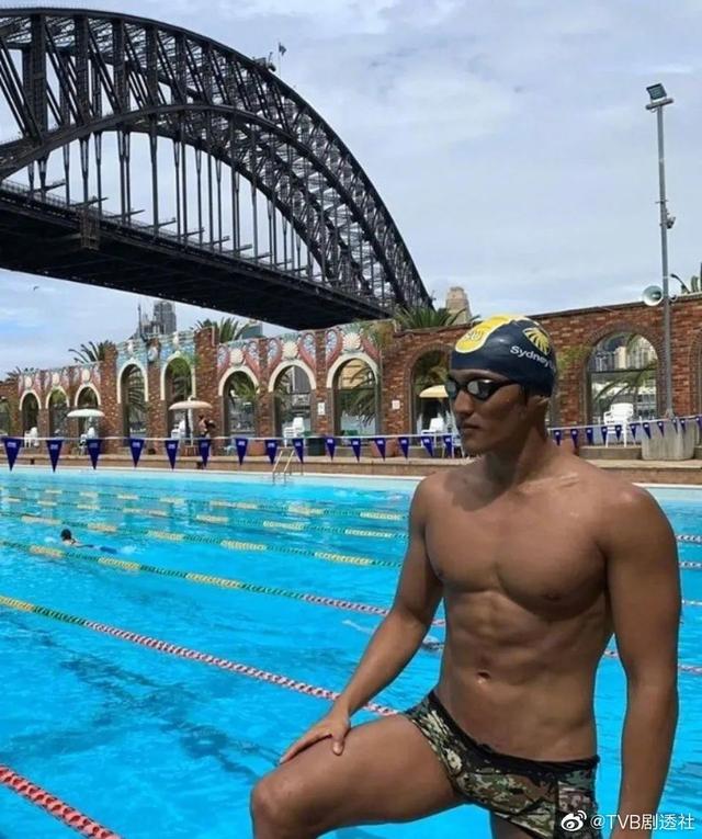 54岁tvb小生近况，54岁TVB肌肉男神晒父子合照