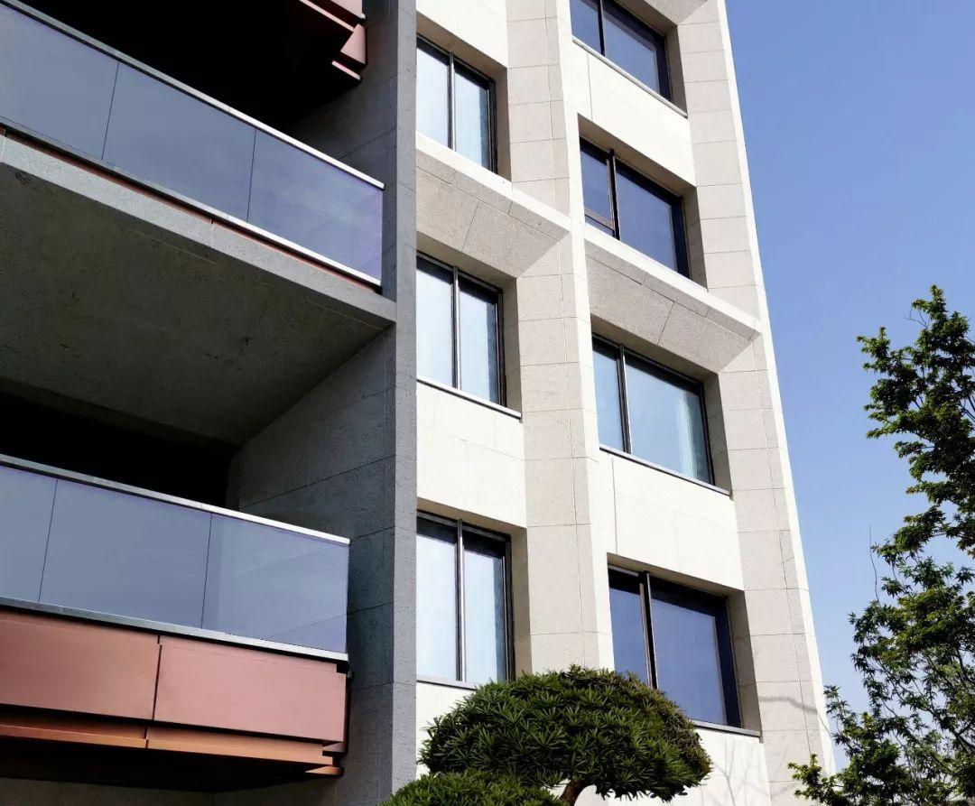 干挂石材多与其他材料组合出现于高端项目.