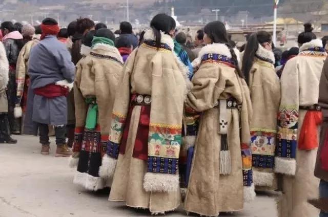 东乡族有什么风俗习惯，东乡族生活风俗（裕固族、东乡族、保安族等少数民族精美服饰文化）