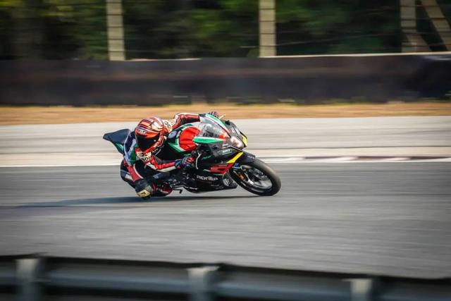 如何成为一名职业赛车手，怎么成为职业赛车手（原来普通人也可以成为专业车手）